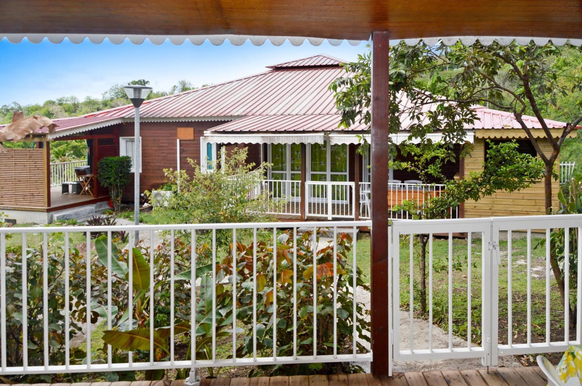 Bungalow Confortable Avec Vue Mer A Bouillante Villa Exterior photo